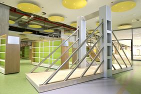 Über den Boden der neuen Kinderbibliothek schlängelt sich eine Abbildung des Rheins. An einer Stelle können die Kinder zukünftig den "Fluss" über eine nachgebildete Rheinbrücke überqueren; Foto: Ingo Lammert