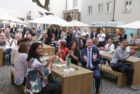 Oberbürgermeister Dr. Stephan Keller hatte zur Verabschiedung von Helga Stulgies in den Fraktionsinnenhof des Düsseldorfer Rathauses geladen. Foto: Lammert