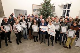 Oberbürgermeister Dr. Stephan Keller (M.) zeichnete im Rathaus die Umweltpreisträger 2023 sowie die Sieger des Wettbewerbs um klimafreundliche und artenreiche Vorgärten aus. Foto: Young