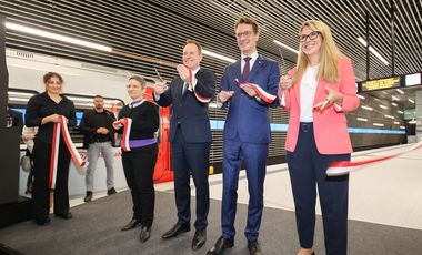 Banddurchschnitt zur Inbetriebnahme der neuen Stadtbahnverbindung U80/U81: Dr. Claudia Elif Stutz, Staatssekretärin, Oberbürgermeister Dr. Stephan Keller, NRW-Ministerpräsident Hendrik Wüst und Rheinbahn-Vorständin Annette Grabbe (v.l.). Foto: Zanin