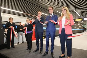 Banddurchschnitt zur Inbetriebnahme der neuen Stadtbahnverbindung U80/U81: Dr. Claudia Elif Stutz, Staatssekretärin, Oberbürgermeister Dr. Stephan Keller, NRW-Ministerpräsident Hendrik Wüst und Rheinbahn-Vorständin Annette Grabbe (v.l.). Foto: Zanin