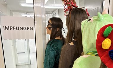 Kostümierte Personen, die für die Impfung anstehen © Gesundheitsamt Düsseldorf