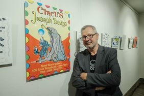 Künstler Marc Ledogar präsentiert die Ausstellung "Vous avez dit BEUYS haben Sie gesagt?" 10. Juli im Rathaus. Foto: Michael Gstettenbauer