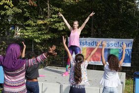 An der multifunktionalen Tanzfläche gibt es auch eine Bühne; Foto: Lammert