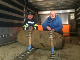 Nach getaner Arbeit v.l.: Entschärfer Frank Stommel und Udo Lokotsch vom Kampfmittelbeseitigungsdienst. Foto: Schuster