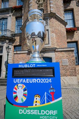 Die Giant Trophy war ein beliebtes Fotomotiv auf dem Marktplatz. Foto:Landeshauptstadt Düsseldorf/Michael Gstettenbauer