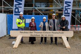Beim Richtfest der Thomas-Edison-Realschule (v.l.) Michael Köhler, Geschäftsführer IPM, Claudia Sieker, Schulleiterin, Dagmar Wandt, Amtsleiterin, Beyhan Ciftci, Geschäftsführer Lühn Bau, und Olaf Peters, pbs Architekten; Fotos: Schaffmeister