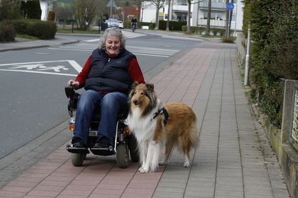 Frau im Rollstuhl in Begleitung eines Collies, © Antje Lindert-Rottke, fotolia