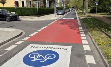 Foto von einer roten Markierung im Kreuzungsbereich der Gutenbergstraße mit einem Fahrradstraßenpiktogramm