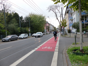 Foto von neu markierten Radfahrstreifen mit Roteinfärbung an einmündender Straße