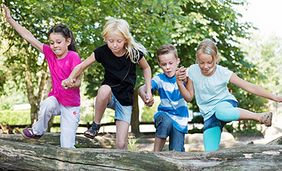 Kinder beim Hindernislauf