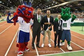 OB Thomas Geisel (rechts beim PSD-Maskottchen) nahm beim PSD Bank Leichtathletik Meeting 2019 die Siegerehrung vor; Foto: Young