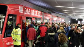 Die Eröffnung der Wehrhahn-Linie am 20. Februar 2016 fand regen Zuspruch bei den Düsseldorfer Bürgerinnen und Bürger. Foto: Ingo Lammert