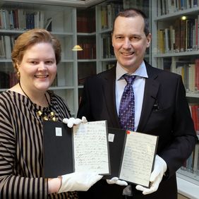 Dr. Sabine Brenner-Wilczek, Direktorin des Heinrich-Heine-Instituts, und Felix Droste, Vorsitzender der Heinrich-Heine-Gesellschaft