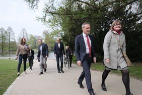 Erst der Rundgang, dann der Dialog: Rund 100 Bewohnerinnen und Bewohner kamen zum 32. OB-Dialog nach Düsseltal und nutzten die Gelegenheit, ihre Fragen persönlich zu stellen. Foto: Michael Gstettenbauer