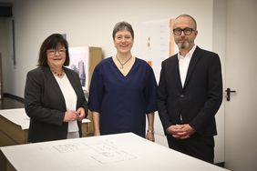 (V. l.) Ruth Orzessek-Kruppa, Leiterin des Stadtplanungsamtes, Dr. Susanne Anna, Direktorin des Stadtmuseums, Georg Döring, Vorsitzender BDA Düsseldorf; Foto: David Young
