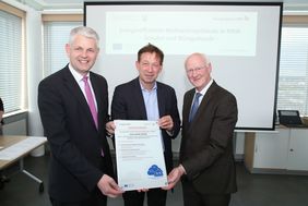 NRW-Staatssekretär Christoph Dammermann (l.) und Dr. Frank-Michael Baumann, EnergieAgentur.NRW, überreichten die Auszeichnung für die Düsseldorfer Lore-Lorentz-Schule an Stadtdirektor Burkhard Hintzsche (M.); Foto: Lammert