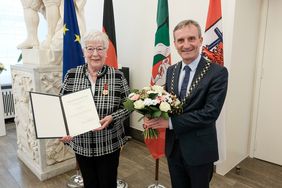 Aufgrund ihrer langjährigen sozialen Verdienste hat OB Thomas Geisel am Freitag, 28. August, Erika Jensch aus Düsseldorf die Verdienstmedaille des Verdienstordens der Bundesrepublik Deutschland überreicht. Foto: Michael Gstettenbauer
