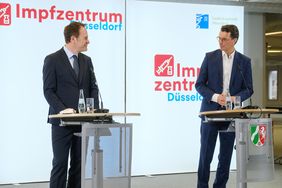 Nach dem Rundgang durch das Impfzentrum appellieren MP Wüst und OB Dr. Keller gemeinsam an die Bevölkerung, das Impfangebot wahrzunehmen. Foto: Michael Gstettenbauer