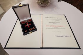 Bundesverdienstkreuz und Urkunde für Brigitte Schneider, Foto: Landeshauptstadt Düsseldorf/David Young