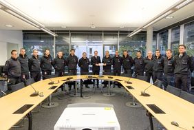 Feuerwehrchef David von der Lieth und Felix Heidemeyer, Sprecher der Freiwilligen Feuerwehr (mittig mit Schild) mit den Einsatzkräften für den neuen Führungsdienst für die Freiwillige Feuerwehr.