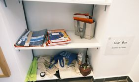 Im Foodsharing-Regal gibt es noch eine Tausch-Ecke, aus der etwas genommen, in die etwas gelegt oder aus der etwas getauscht werden darf, © Landeshauptstadt Düsseldorf/Michael Gstettenbauer
