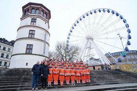 Auf dem Burgplatz hat Oberbürgermeister Dr. Stephan Keller am Samstag, 4. Januar, den Verkehrskadetten der Verkehrswacht Düsseldorf für ihren ehrenamtlichen Einsatz in der Weihnachtszeit 2024 gedankt. © Landeshauptstadt Düsseldorf, Foto Michael Gstettenbauer 