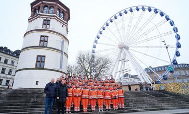 Auf dem Burgplatz hat Oberbürgermeister Dr. Stephan Keller am Samstag, 4. Januar, den Verkehrskadetten der Verkehrswacht Düsseldorf für ihren ehrenamtlichen Einsatz in der Weihnachtszeit 2024 gedankt. © Landeshauptstadt Düsseldorf, Foto Michael Gstettenbauer 