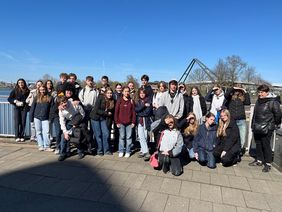 Die Schüler*innen genießen Zusammen das gute Wetter ©Cecilien-Gymnasium Düsseldorf