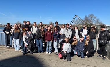 Die Schüler*innen genießen Zusammen das gute Wetter ©Cecilien-Gymnasium Düsseldorf