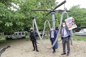 Stadtdirektor Burkhard Hintzsche (M.) stellte zusammen mit Achim Radau-Krüger, Geschäftsführer des Jugendrings (l.), und Jugendamtsleiter Johannes Horn das diesjährige Programm der Düsselferien auf dem Abenteuerspielplatz in Oberkassel vor, © Landeshauptstadt Düsseldorf/Ingo Lammert