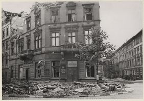 Die Franklinstraße 63 nach dem Luftangriff vom 24. Mai 1941 - zwei Menschen starben in dem zerstörten Gebäude; Foto: Stadtarchiv Düsseldorf