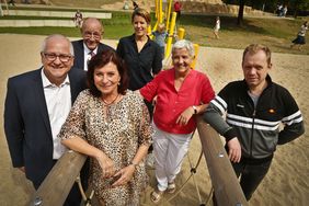 Offizielle Eröffnung mit Gründezernentin Helga Stulgies, Gartenamtsleiterin Doris Törkel und Objektplanerin Katrin Kempf (von vorne) sowie aus der Bezirksvertretung: Giuseppe Saitta, Rolf Tups und Marco Staack (von links). Foto: David Young