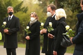 Gedenken an die Corona-Verstorbenen auf dem Südfriedhof in Düsseldorf: Bürgermeister Josef Hinkel, Bürgermeisterin Klaudia Zepuntke, Oberbürgermeister Dr. Stephan Keller, Bürgermeisterin Clara Gerlach und Stadtdirektor Burkhard Hintzsche (v.l.). Foto: David Young