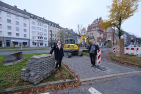 Mobilitätsdezernent Jochen Kral (r.) hat sich gemeinsam mit Florian Reeh, Leiter des Amtes für Verkehrsmanagement, ein Bild vom Auftakt der Arbeiten am Ludwig-Hammers-Platz gemacht. Foto: Michael Gstettenbauer