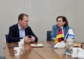 Oberbürgermeister Dr. Stephan Keller im Gespräch mit der Oberbürgermeisterin von Haifa, Dr. Einat Kalisch-Rotem. Foto: Landeshauptstadt Düsseldorf