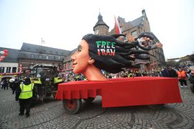 Dieser Mottowagen von Jacques Tilly bringt die Solidarität mit den Protesten im Iran zum Ausdruck. Alle Fotos: Melanie Zanin