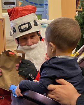 Mit ihren Verkleidungen und Geschenken versuchten die Höhenretter, den Kindern, die das Krankenhaus über Nikolaus nicht verlassen durften, eine Freude zu bereiten. Foto: Feuerwehr Düsseldorf