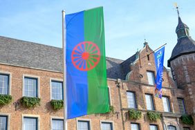 Die Flagge der Roma wurde in der Zeit von 8 bis 11 Uhr auf dem Rathausvorplatz gehisst, Foto: Gstettenbauer