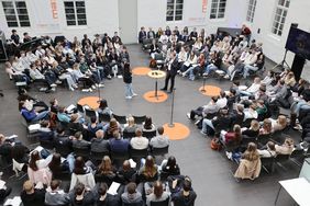 Vor dem Hintergrund der bevorstehenden Europawahlen kamen 165 Schülerinnen und Schüler sowie Auszubildende aus Düsseldorf und der Region am Montag, 6. Mai, zusammen, um am dritten Jugendtag für Europa teilzunehmen. Foto: Young