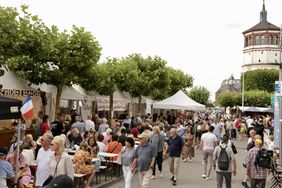 Frankreichfest 2025 mit Blick auf den Schlossturm; Foto: Landeshauptstadt Düsseldorf/Ingo Lammert
