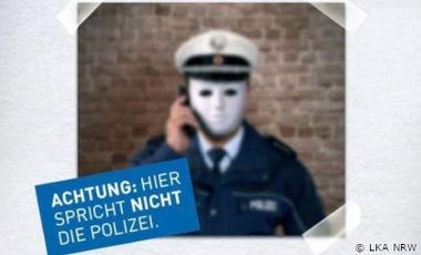 Unscharfes Bild von einem vermeintlichen Polizisten mit Maske und einem Textfeld: Achtung: Hier spricht nicht die Polizei.