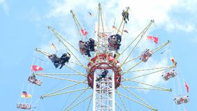 Die Höhenretter der Feuerwehr üben auf der Rheinkirmes die Rettung von drei Menschen aus einem Fahrgeschäft in luftiger Höhe. ,(c)Landeshauptstadt Düsseldorf, Michael Gstettenbauer