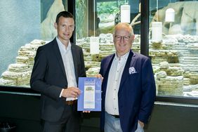 (V.l.) Direktor des Aquazoos, Dr. Jochen Reiter, und Manfred Abrahams, Vorstand der Stadtwerke Düsseldorf; Foto: Stadtwerke Düsseldorf/Ulrik Eichentopf