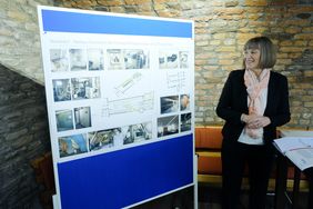 Stadtkämmerin Dorothée Schneider erläutert die umfangreichen Sanierungsarbeiten an der Lüftungs- und Klimatechnik des historischen Rathauses; Foto: Gstettenbauer