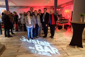 Die "GestaltBAR" ist von Stadtdirektor Burkhard Hintzsche (2.v.r.) eröffnet worden. Mit dabei unter anderem Jugendhilfeausschuss-Vorsitzende Ursula Holtmann-Schnieder, Amtsleiter Johannes Horn und Einrichtungsleiterin Susan Baksai; Foto: Schaffmeister