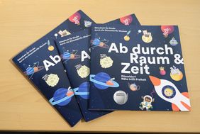 Mit dem Rätselheft "Ab durch Raum & Zeit" können Kinder mit ihren Familien kostenfrei eine Rallye durch die Düsseldorfer Museumsgalaxie machen. Foto: Uwe Schaffmeister