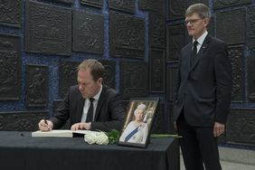 Im Beisein von Rafe Courage, Britischer Generalkonsul in Düsseldorf, trug sich Oberbürgermeister Dr. Stephan Keller in das Kondolenzbuch ein. Foto: Landeshauptstadt Düsseldorf/Michael Gstettenbauer