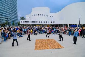 Viele Bürgerinnen und Bürger waren zum Gustaf-Gründgens-Platz gekommen, um der Eröffnung mit ihren künstlerischen Darbietungen beizuwohnen. Foto: Landeshauptstadt Düsseldorf/Michael Gstettenbauer