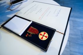 Bundesverdienstorden und Urkunde für Ursula Jimenez, Foto: Michael Gstettenbauer